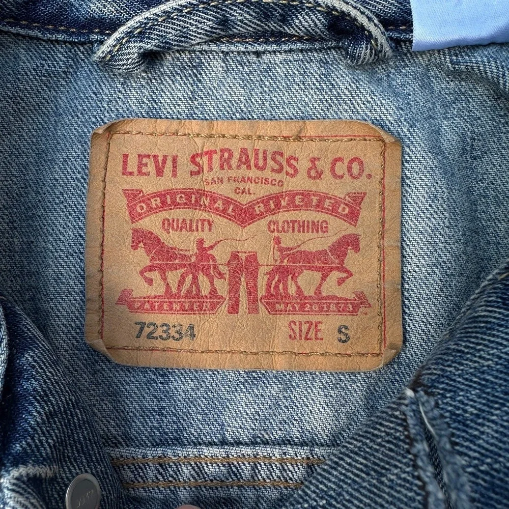 Levis 72334 Denim Trucker Jacket Mens Small Blue Medium Wash Jean Jacket - Picture 2 of 8